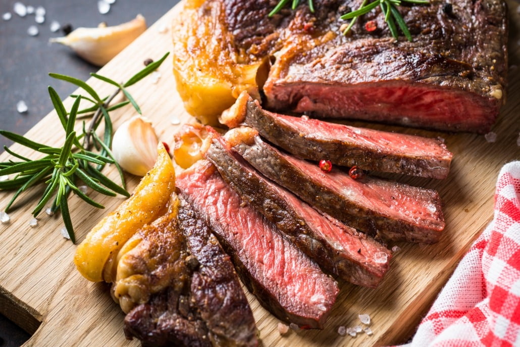 Steak auf einem Holzbrett mit Salz, Medium gebraten