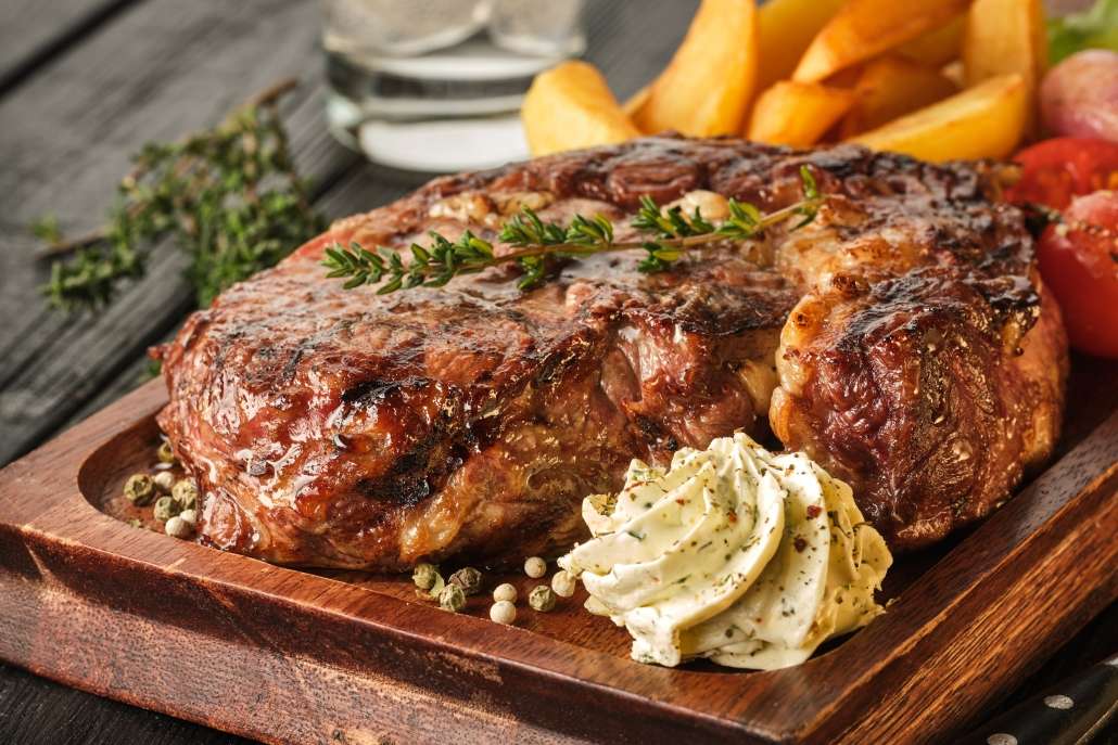 Ribeye-Steak im HILLS Steakhouse Restaurant in Tübingen